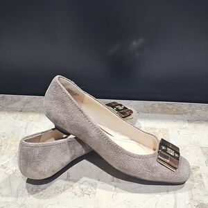 Anne Klein Inflex Leather Flat Shoes 1/4“ Heel Dress /Casual US 8.5 Logo Gold